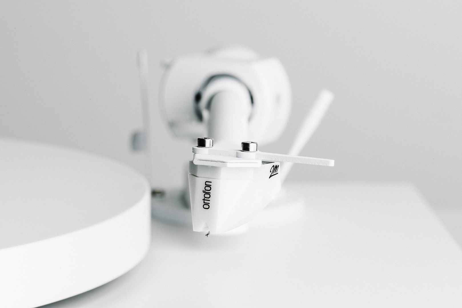 Ortofon 2M White на Debut PRO White Edition