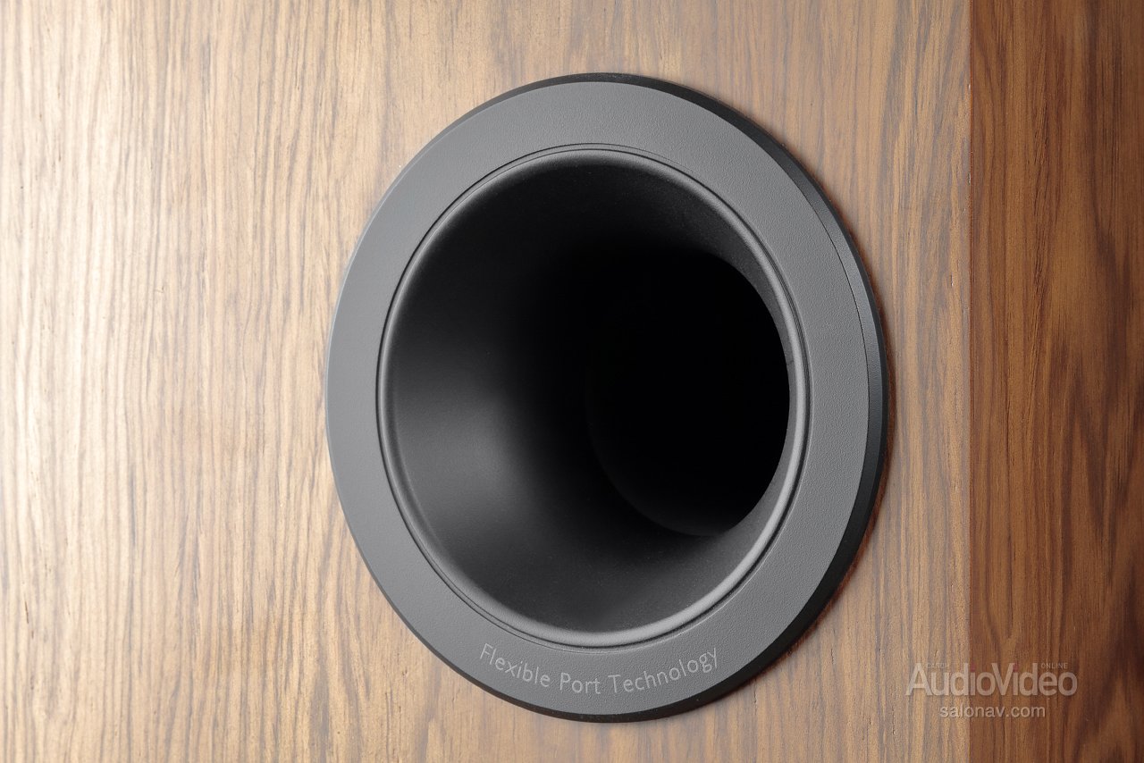 KEF R7